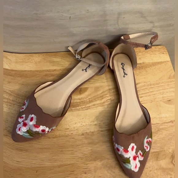Qupid Brown Embroidered Pointed Ankle Strap Sandals - Picture 4 of 8